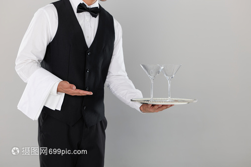 酒店服务生的专业素养 从托举高脚杯的细节看酒店管理